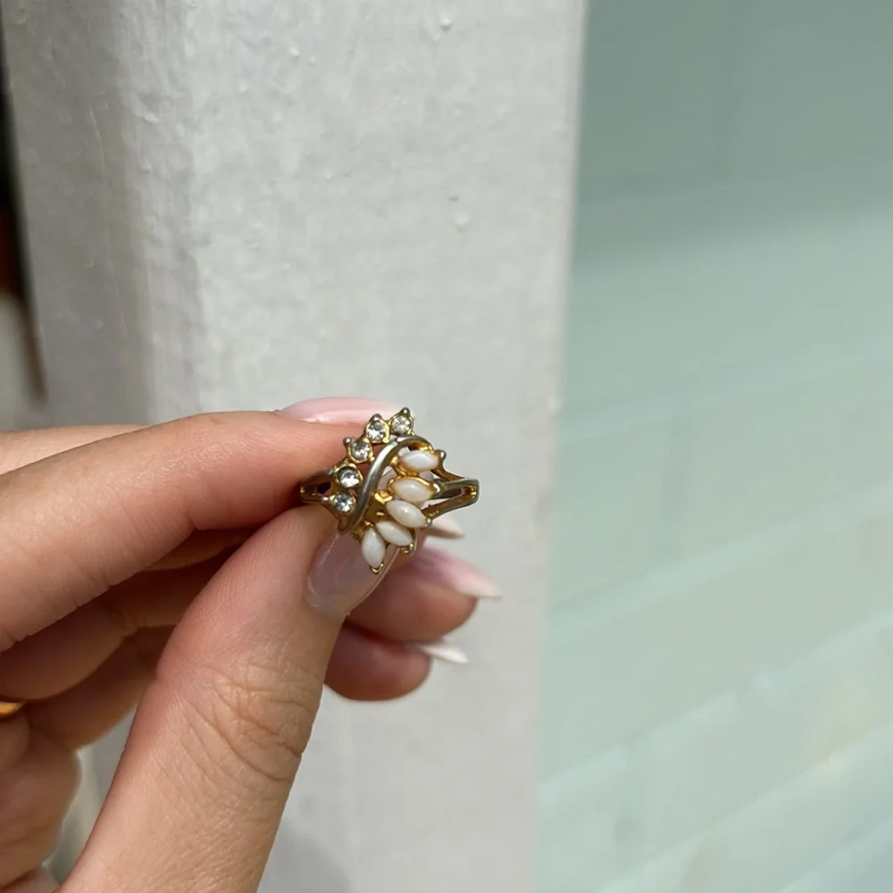 Vintage Ring Gold Tone Pearl-esque Rhinestone Size 6